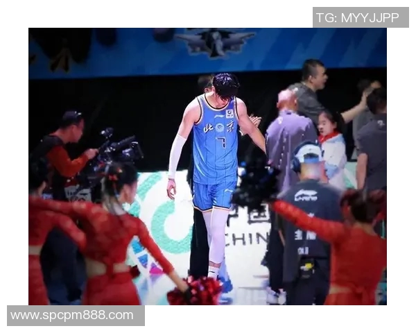 北京曾凡博巧妙跑位展现篮球智慧助力球队逆转胜利 北京曾凡博巧妙跑位展现篮球智慧助力球队逆转胜利